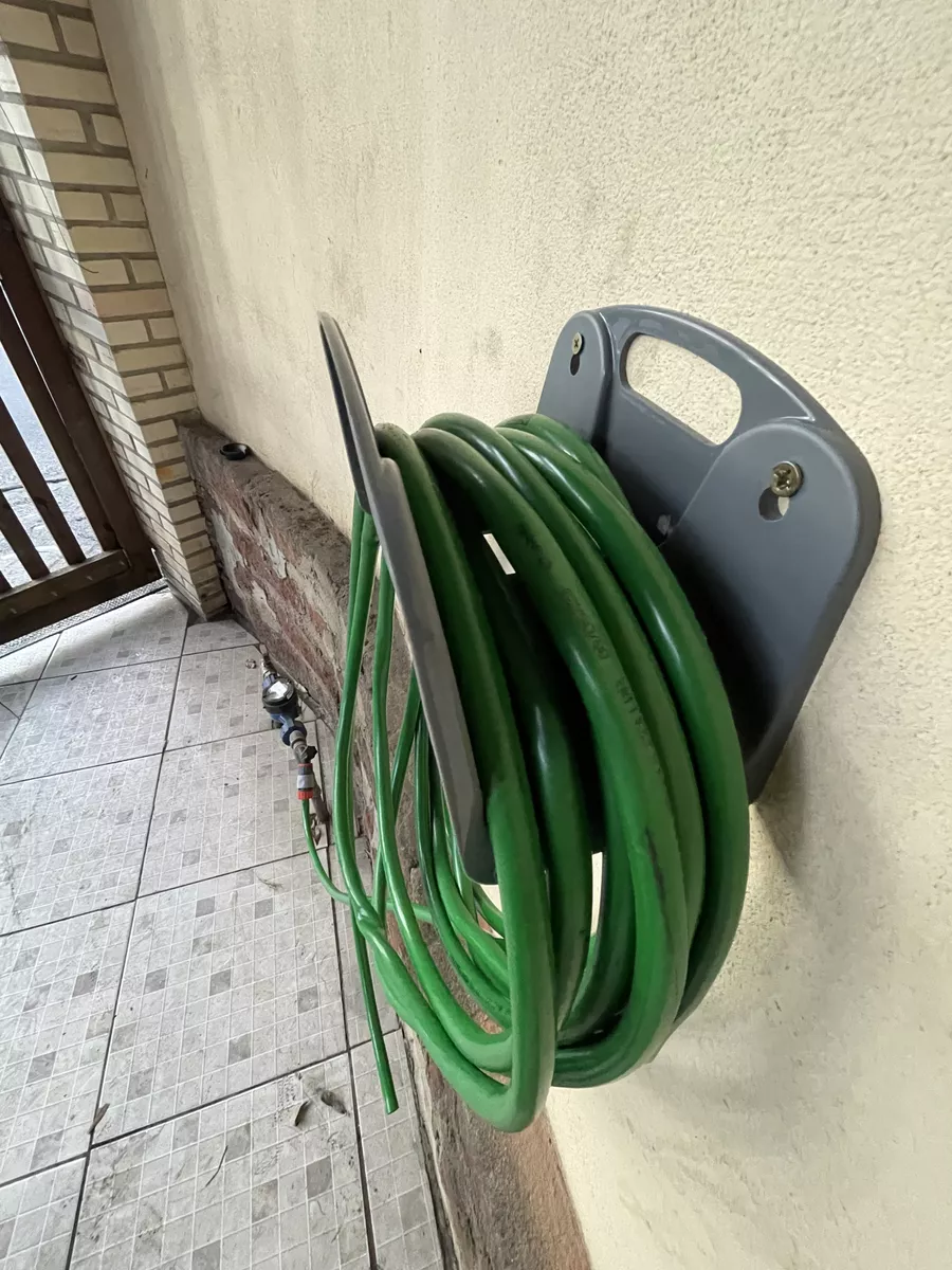 Homem vestindo bota, vista traseira